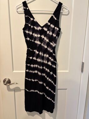 INC International Concepts Black & White Tie-Dye V-Neck Midi Dress